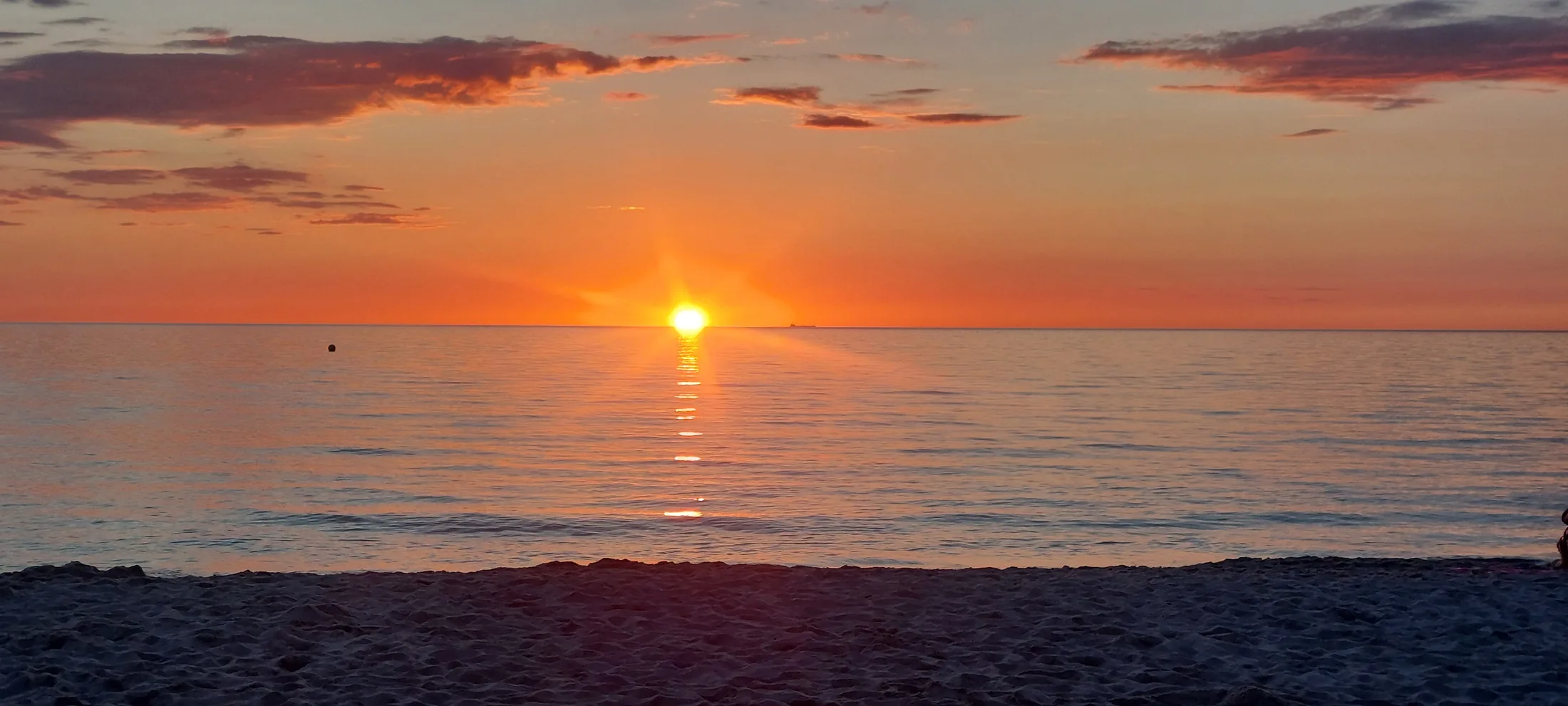 Oranger Sonnenuntergang am Strand